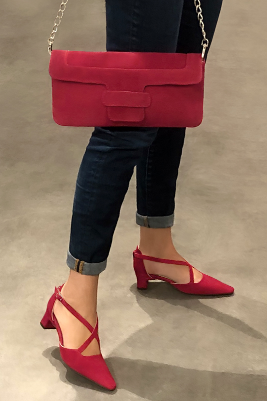Cardinal red women's open side shoes, with crossed straps. Tapered toe. Low kitten heels. Worn view - Florence KOOIJMAN